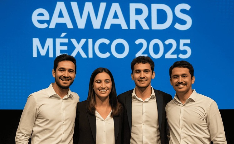 El equipo Hexa tras la premiación en el escenario de los eAwards México 2025